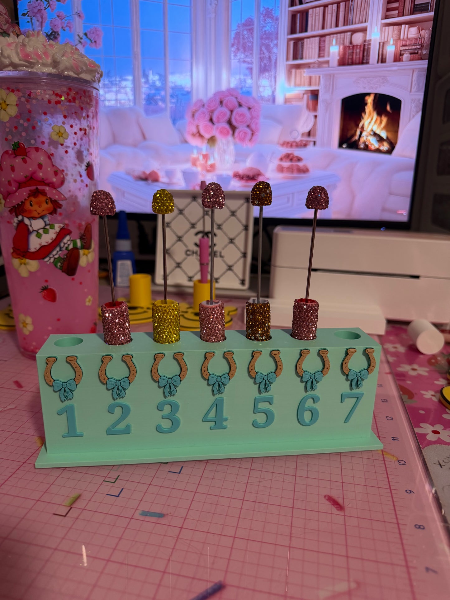 7 pen stand display with numbers