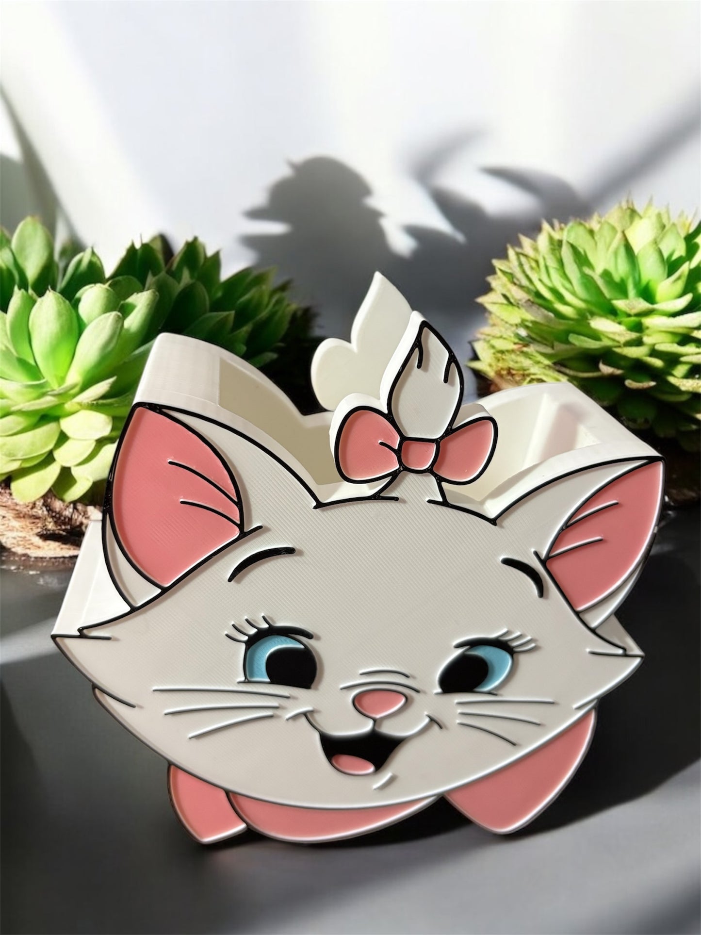 Marie the cat pen holder